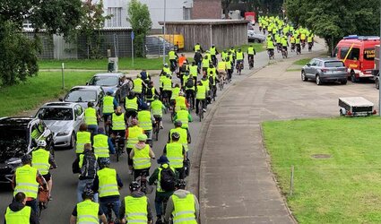 Das Bild zeigt mehrere Fahrradfahrer.