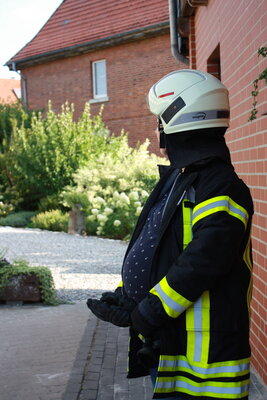 schwangere Feuerwehrfrau in Einsatzkleidung