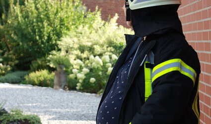 schwangere Feuerwehrfrau in Einsatzkleidung