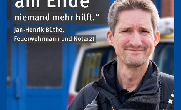 Feuerwehrmann mit Slogan #GewaltAngehen