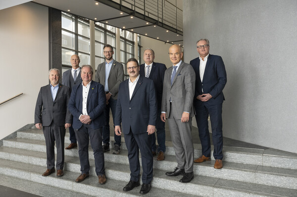 Gruppenfoto mit den Mitgliedern des Vorstandes