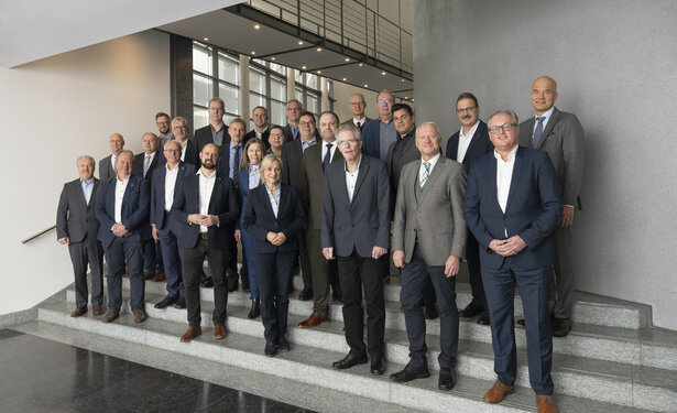 Gruppenfoto mit allen Gremienmitgliedern
