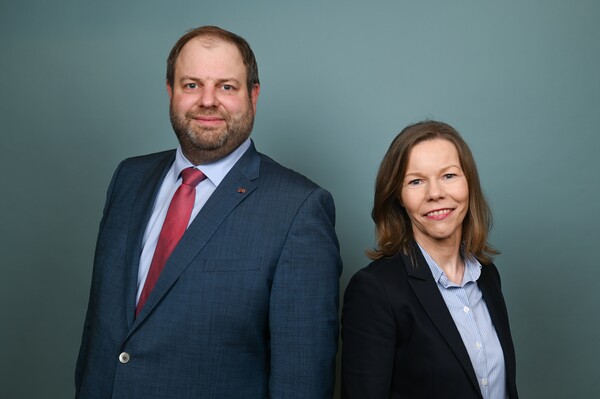 Foto der Geschäftsführung: links Ingo Seifert, rechts Heike Hoppe