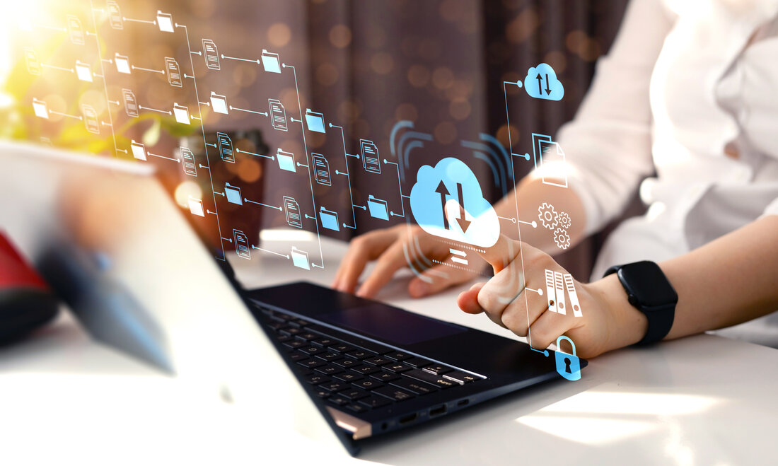 Laptop mit Downloads-Icons