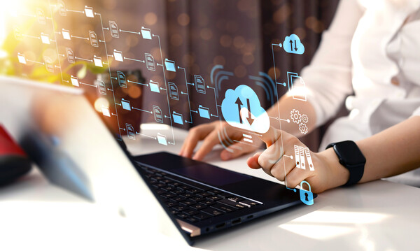 Laptop mit Downloads-Icons