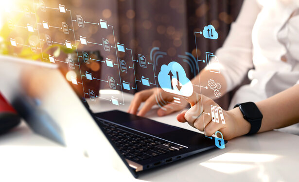 Laptop mit Downloads-Icons